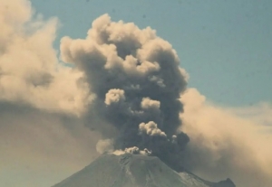 Volcán Popocatépetl obliga a suspender operaciones en aeropuerto de Puebla otra vez