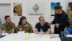 Javier Milei se viste de militar y rechaza ayuda para damnificados de Bahía Blanca