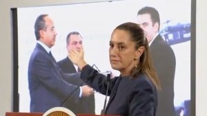 Claudia Sheinbaum exhibe foto de Felipe Calderón, Genaro García Luna y Luis Cárdenas Palomino por caso Israel Vallarta