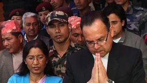 Protestas en Nepal: Muere esposa de ex primer ministro quemada por manifestantes