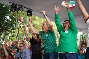 Convive Pepe Chedraui con poblanas y poblanos en la inauguraci&oacute;n de la Copa del Mundo 2026