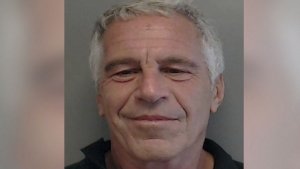 Surgen m&aacute;s presuntas v&iacute;ctimas de Epstein; Fiscal&iacute;a francesa ampl&iacute;a indagatorias