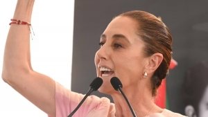 Sheinbaum elogia concierto de Shakira en el Z&oacute;calo de CDMX