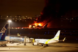 Choque entre aviones en aeropuerto de Tokio deja 5 muertos