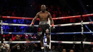 Terence Crawford se burla de Canelo Álvarez con playera especial en juego de fútbol americano