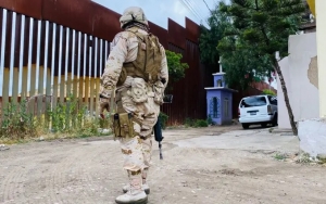Biden manda a reforzar muro fronterizo con barreras en área donde más cruzan migrantes