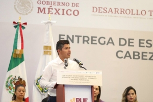 Gobierno estatal y municipal de Puebla entregan a mujeres 610 escrituras