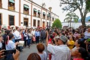 Gobierno federal y estatal restablecen caminos, entregan víveres y rehabilitan servicios en Pahuatlán