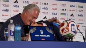 Diego G&oacute;mez rompe en llanto previo al debut en el Mundial; el t&eacute;cnico lo consuela en conferencia