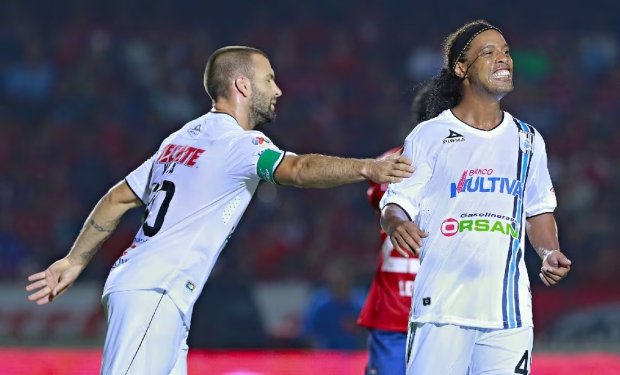Emanuel Villa revela que Ronaldinho no sabía cómo usar los cajeros en Querétaro; 