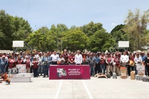 Entrega Pepe Chedraui herramienta a personal de Servicios P&uacute;blicos para el mantenimiento de la ciudad