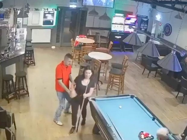VIDEO: Borracho se propasa con una mujer en el billar y paga las consecuencias