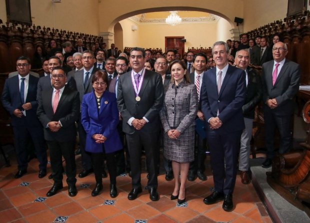 Lilia Cedillo entrega medalla 