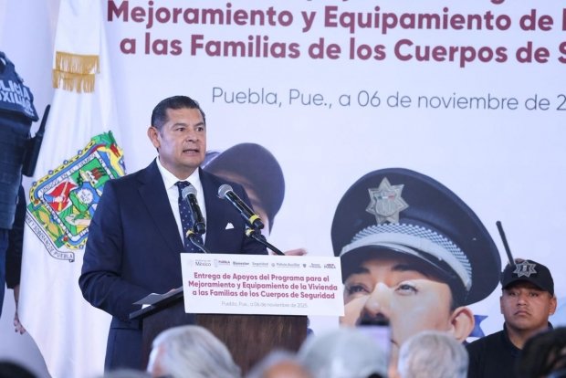 Gobierno entrega 110 mdp en apoyos de vivienda a 12 mil policías para dignificar labores policiales