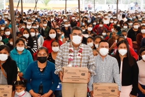 Céspedes entrega apoyos sociales en la Sierra Negra de Puebla
