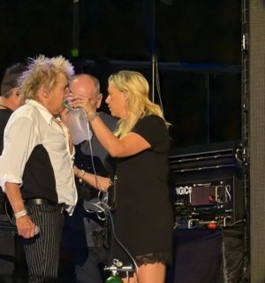 Alarma por la salud de Rod Stewart: se desvanece en pleno concierto y tienen que ponerle ox&iacute;geno delante de todos sus fans