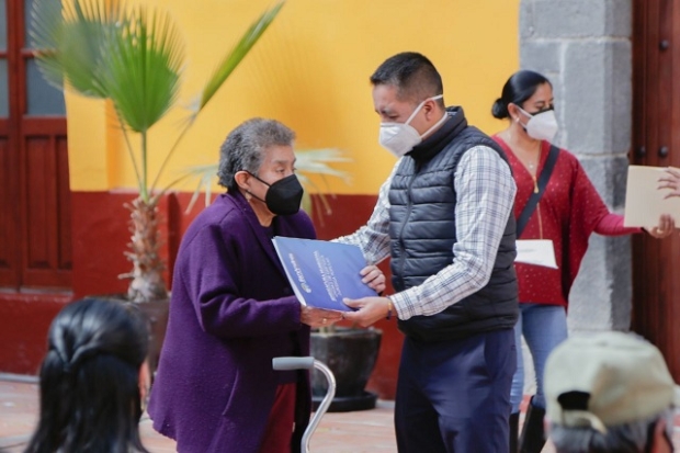 Edmundo Tlatehui entrega rectificación de actas del Registro Civil en San Andrés Cholula
