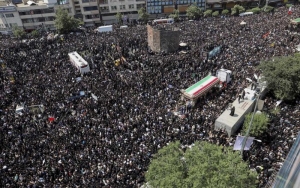 Despiden a presidente iraní en funeral multitudinario; asiste líder político de Hamás