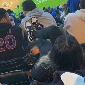 ¿Nace #LadyPatadas? Mujer se hace viral por patear a hombre en juego de los Mets