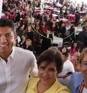 Mesas vacías y desorden en evento de Eduardo Rivera Pérez