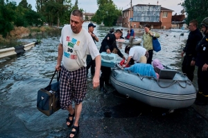 Ucranianos continuan acciones de rescate tras destrucción de la represa