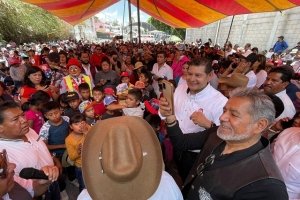 Armenta cumple su palabra con mujeres y niños en Azumiatla