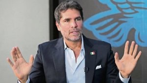 Eduardo Ver&aacute;stegui explota tras recordarle supuesta relaci&oacute;n con Ricky Martin luego de aparecer con Bad Bunny en el Super Bowl