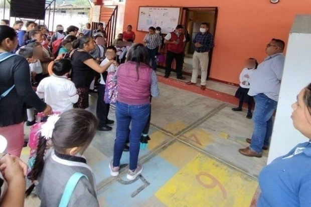 Pánico en primaria de Zapotitlán de Méndez, alcalde ebrio disparó en las instalaciones