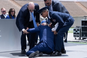 Biden sufre fuerte caída durante evento