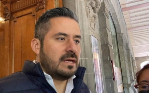 Saquea Adán Domínguez el ayuntamiento con encuestas de posicionamiento